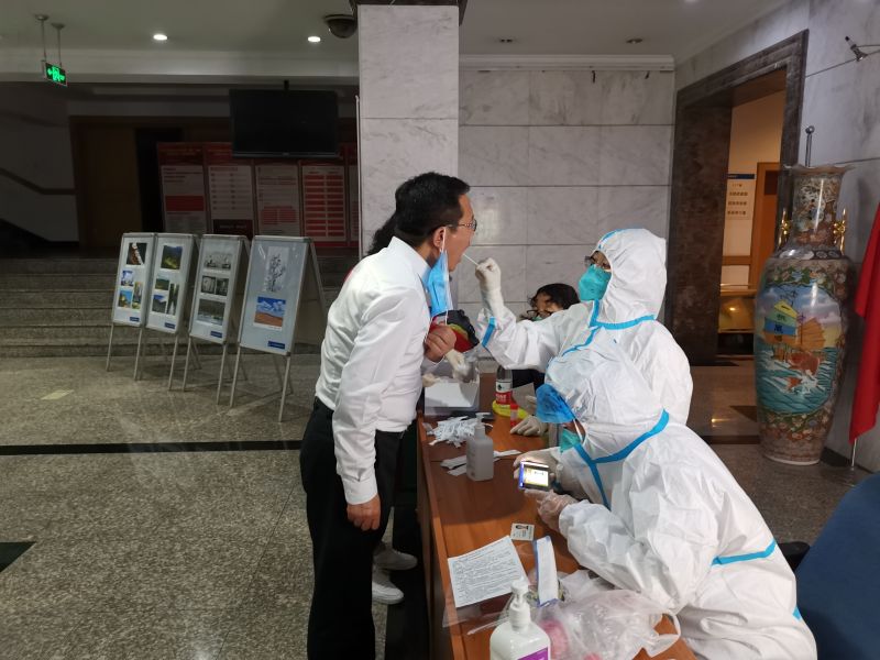 3圖為中國樂(lè )凱留守人員做核酸-小郭攝_副本.jpg
